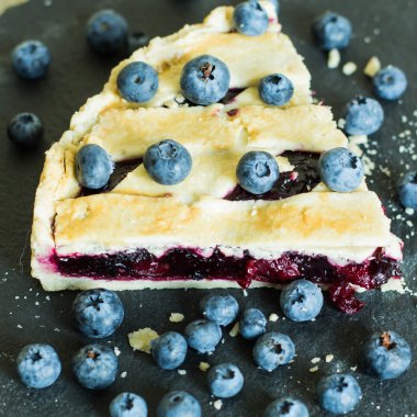 Ev yapımı pasta çilek ile