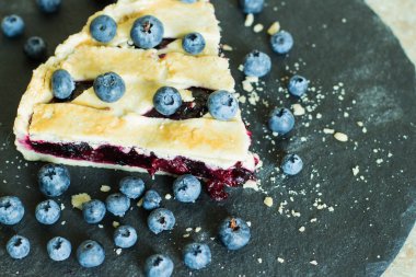 Ev yapımı pasta çilek ile