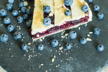 Ev yapımı pasta çilek ile