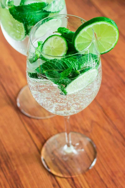 Lemonade with lime and mint — Stock Photo, Image