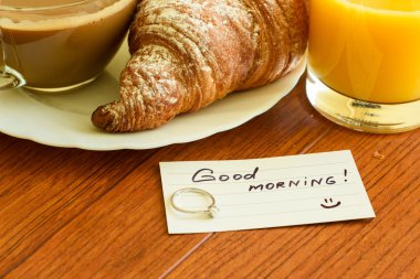 Kahvaltı ruh hali; kruvasan ve kahve