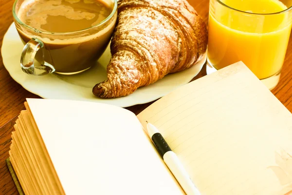 Umore colazione; croissant e caffè — Foto Stock
