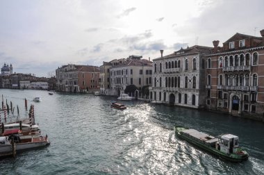 Bir zamanlar denizcilik, ticari güç ve cam imalatı merkezi olan Venedik hâlâ büyük tarihi, kültürel, sosyal ve idari öneme sahiptir..
