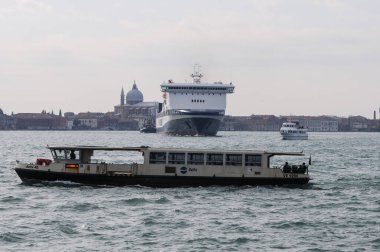 Bir zamanlar denizcilik, ticari güç ve cam imalatı merkezi olan Venedik hâlâ büyük tarihi, kültürel, sosyal ve idari öneme sahiptir..