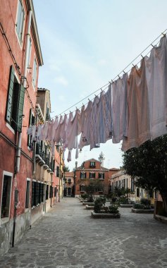 Gerçekten özel bir şey arıyorsanız Venedik Gölünde bulunan Burano adasını ziyaret edin..