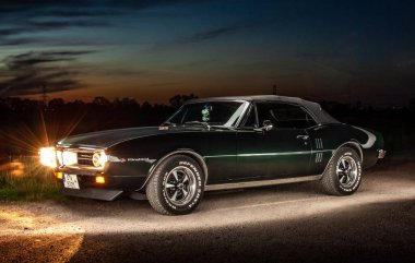 Geceleyin eski model bir araba