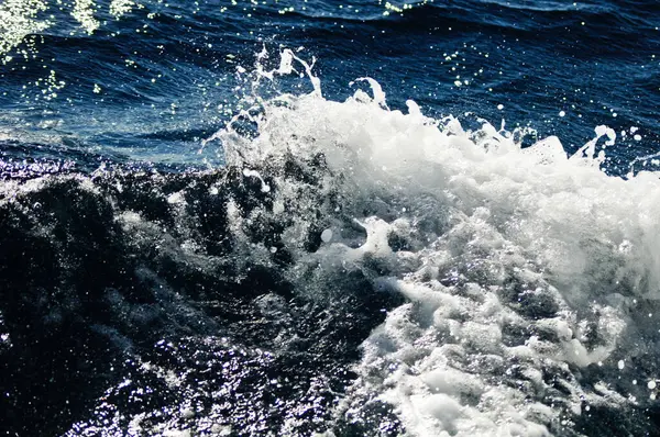 Θαλάσσια Κύματα Που Πέφτουν Στη Θάλασσα — Φωτογραφία Αρχείου