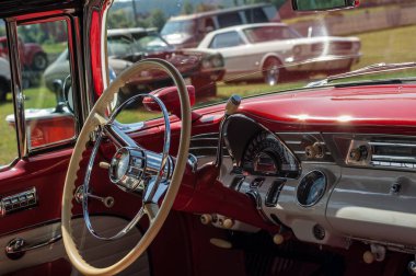 kırmızı ve beyaz klasik araba