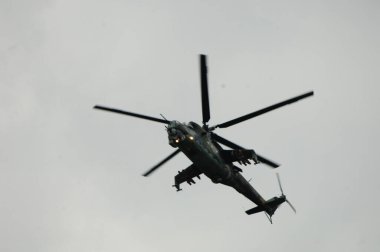 Gökyüzünde askeri uçak