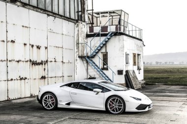 Şehirde lüks beyaz bir araba