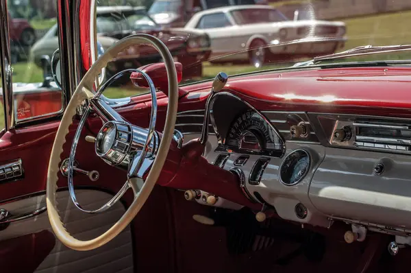 Interior Carro Retro Com Roda Vermelha — Fotografia de Stock