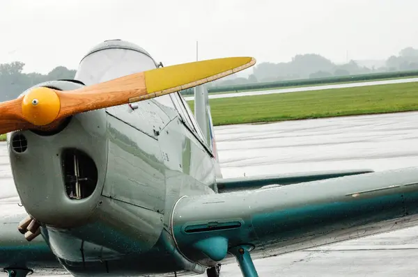 Viejo Avión Militar Está Estacionado Pequeño Avión Verde — Foto de Stock