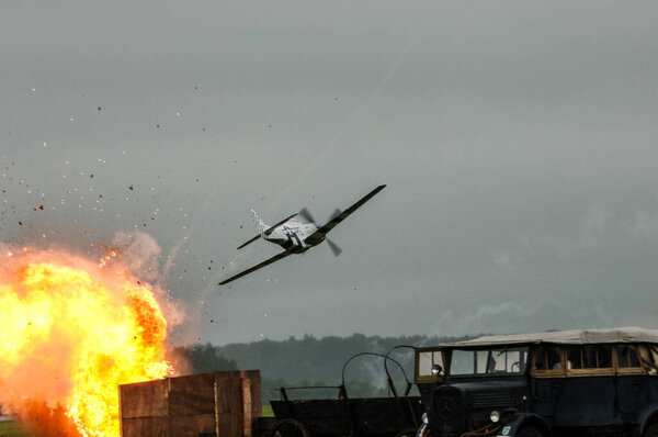 военный самолет в действии