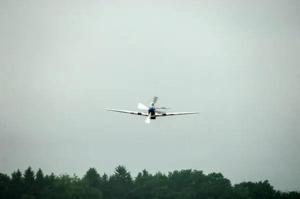 Flugzeug Landet Auf Dem Flughafen — Stockfoto