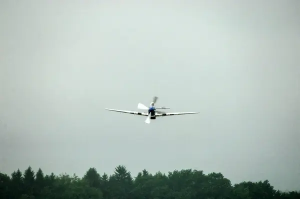 Avión Aterrizando Aeropuerto — Foto de Stock