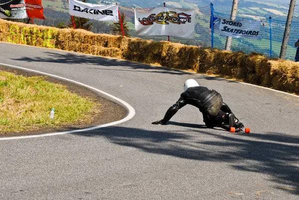 Eine Vertikale Aufnahme Eines Männlichen Radfahrers Mit Rotem Helm Auf — Stockfoto