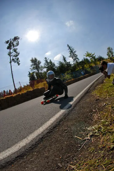 Jonge Vrouw Rijden Haar Skateboard Een Berg — Stockfoto