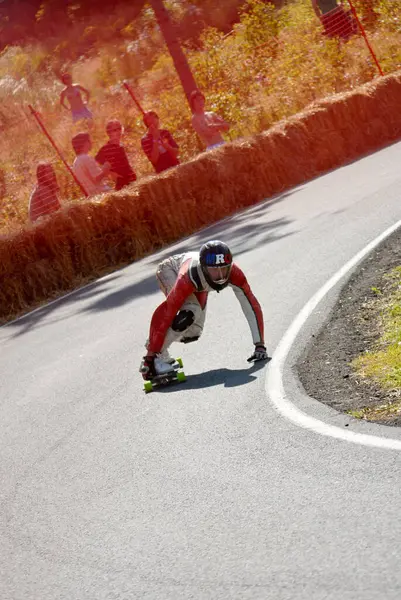 Νεαρή Γυναίκα Skateboard Στο Δρόμο — Φωτογραφία Αρχείου