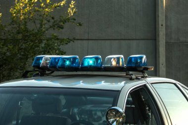 Polis gözle görülür şekilde işaretlenmiş araçlar yerleştirdi.