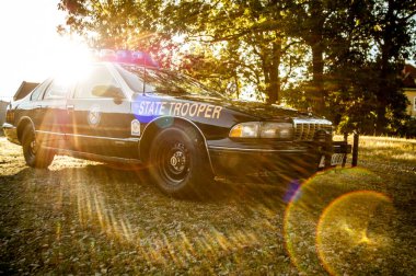 Polis gözle görülür şekilde işaretlenmiş araçlar yerleştirdi.