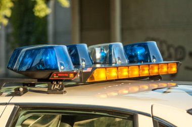 Polis gözle görülür şekilde işaretlenmiş araçlar yerleştirdi.