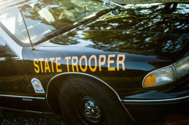 Polis gözle görülür şekilde işaretlenmiş araçlar yerleştirdi.