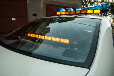 Polis gözle görülür şekilde işaretlenmiş araçlar yerleştirdi.