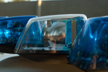 Polis gözle görülür şekilde işaretlenmiş araçlar yerleştirdi.