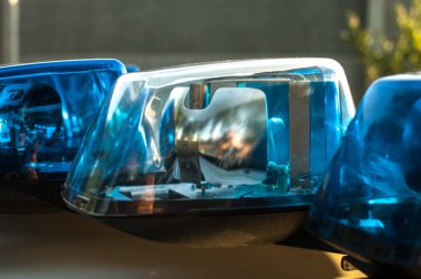 Polis gözle görülür şekilde işaretlenmiş araçlar yerleştirdi.