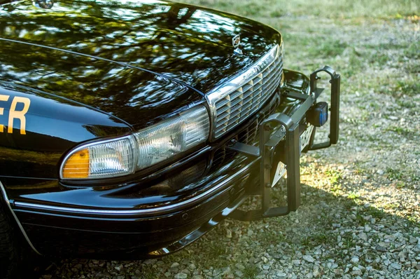 Die Polizei Ist Mit Mehreren Gut Sichtbaren Fahrzeugen Einsatz — Stockfoto