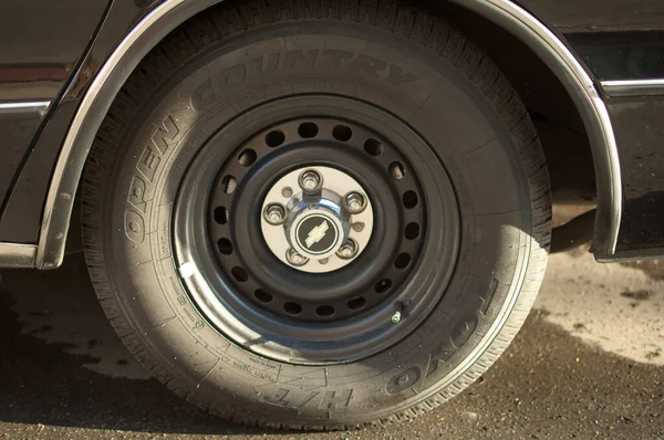 Die Polizei Ist Mit Mehreren Gut Sichtbaren Fahrzeugen Einsatz — Stockfoto