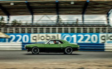 Şehirdeki araba yarışı.