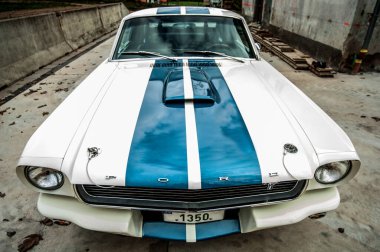 Eski mavi klasik araba