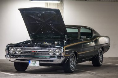 Garajdaki eski model araba.