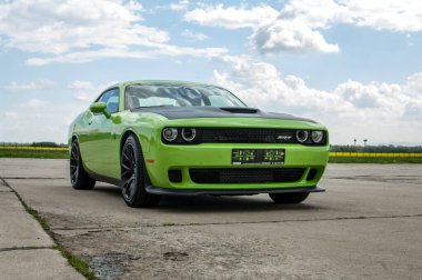 Yeşil spor araba yolda.