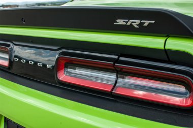 Arka farlı yeşil arabaya yaklaş.