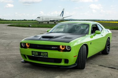 Ford yeşil araba yolda