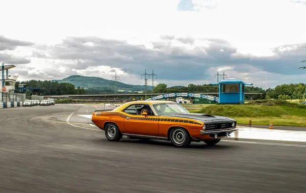 Carro Vermelho Nas Montanhas — Fotografia de Stock