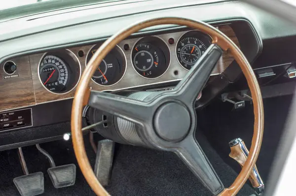 带有方向盘和仪表盘的老式轿车内饰 — 图库照片