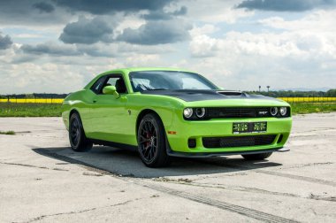 Yeşil spor araba yolda.