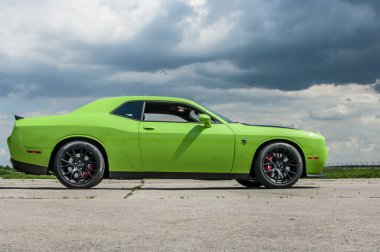 Yeşil ve kırmızı araba yolda.