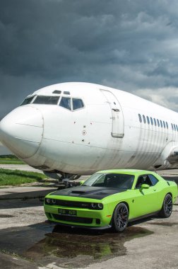 Yeşil ve sarı spor arabalı lüks spor araba.