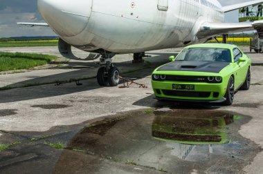 Yeşil spor araba yere park edilmiş.