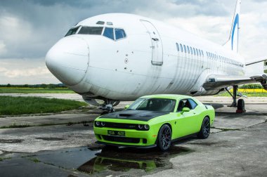 yeşil ve beyaz lüks spor araba