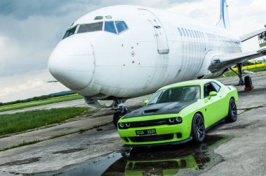 Havaalanına park edilmiş sarı lüks spor araba..