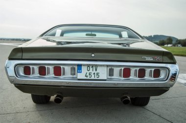 Yoldaki klasik araba.