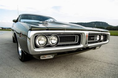 Şehirdeki eski araba.