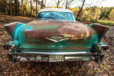 Parktaki eski araba.