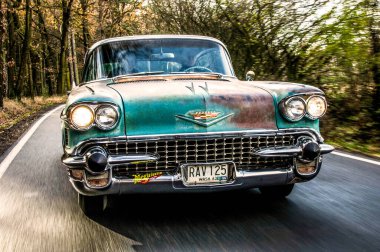 Kırmızı ve beyaz renkli eski model bir araba.