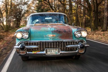 Ormandaki eski araba.